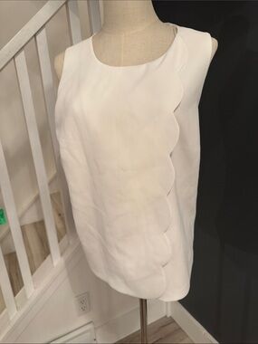 White Scalloped Edge Sleeveless Blouse. Size L